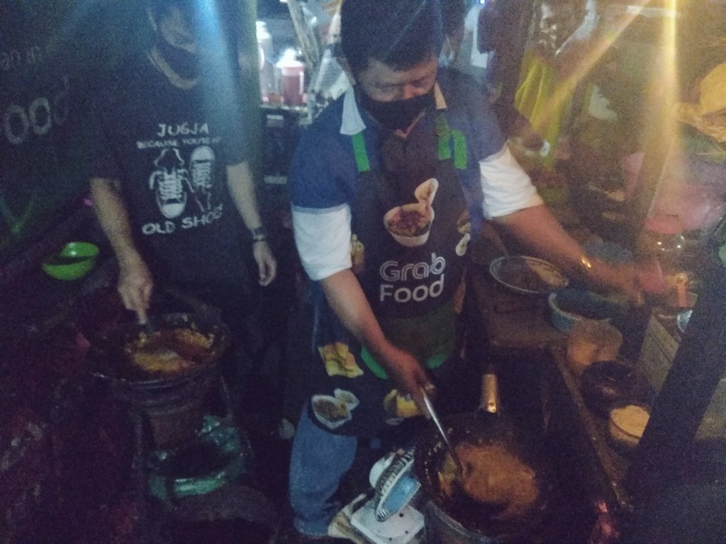 budparekrafjtg's tweet photo. Kuliner malam mie godong dan gonso ayam dsn nasgor di Semarang maknyusss 
( Bakmi jowo bang jum jl Pedurungan Tengah 6 depan SD Palebon 2 ) 
"pak gub @ganjarpranowo pernah nyoba dan langganan pak wali @hendrarprihadi kenang bang jum" https://t.co/cugp2CCqQ0