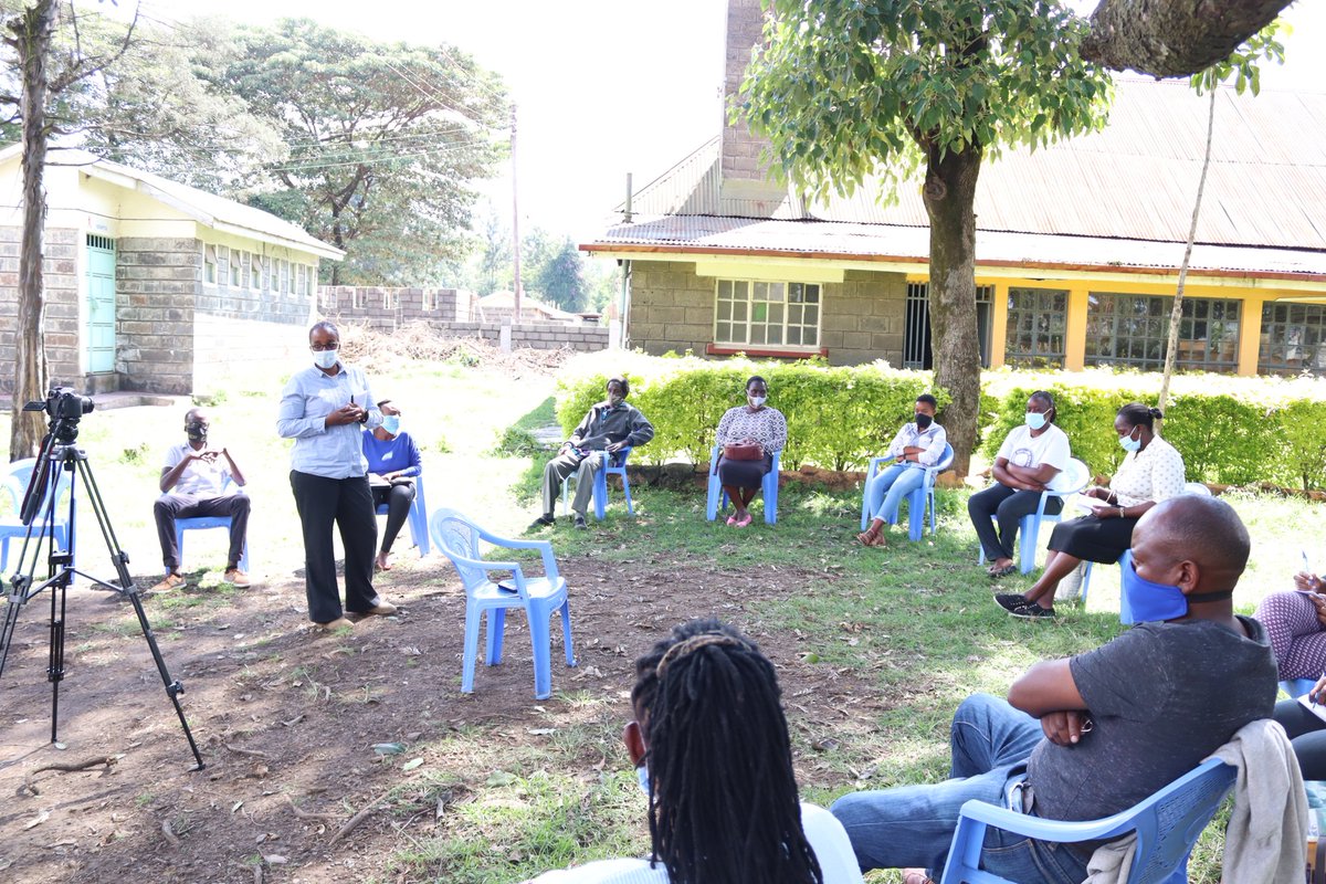 Midrifthurinet's tweet photo. #MidriftHurinet holds a meeting with Community Health Volunteers and Community Policing Committee in Menengai social hall in Bondeni to discuss measures on Home Based care for persons with #COVID19
#CISUDK
#DignityDK
#DanishMFA
#JosephOmondi https://t.co/J4gaq9XeHO