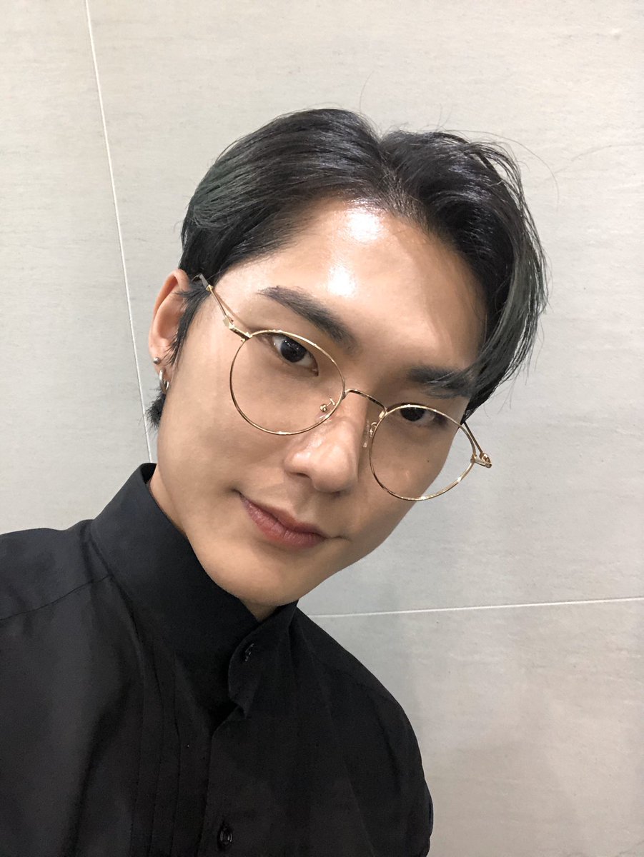 hi stan twitter! this is Xydo! he is a solo artist under Groovl1n (the company founded by Vixx’s Ravi) and he debuted in 2019! here is a thread to get to know him and show why he deserves your support 