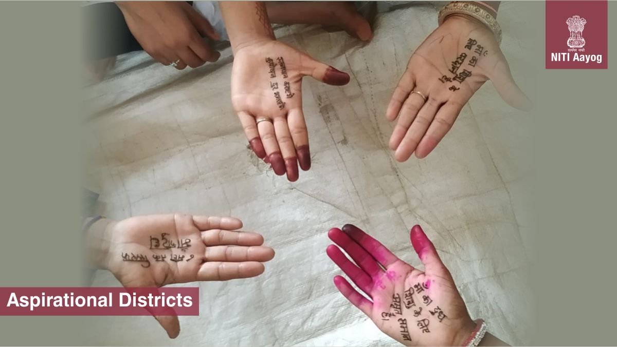 Anganwadi Workers in the #AspirationalDistrict Rajgarh celebrated #WorldBreastfeedingWeek &amp; shared key messages on the importance of #breastfeeding, by applying mehndi on the hands of lactating mothers. 

स्तनपान विकल्प नहीं संकल्प है I 🤱

#WBW2020
