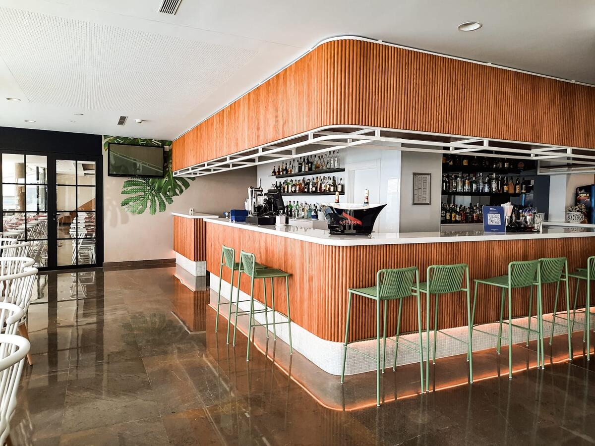 Kaudex_contract's tweet photo. Te apetece tomarte algo fresquito en esta barra? by #kaudex #barra #cafeteria #hotel #amedida #contract #interiorismo #hospitality #furniture #panelado #revestimiento #fabricante #fabricacion #montaje #instalacion #equipamiento #benidorm #cimbel @hotelcimbel #madeforyou https://t.co/3SueHDt1M1