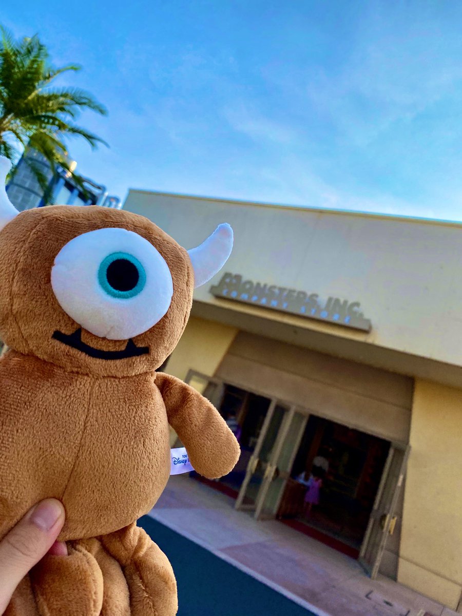 𝕂𝕊𝕋 カスト Sur Twitter モンスターズ インク カンパニーストア ワールドバザール東側の普段通らないところにこんなお店があったなんて知らなかった サリーとマイクが残した功績 野球やボウリング バドミントン が讃えられてる マイクの学生時代から