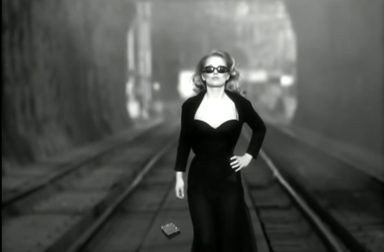 The best \I\m solo now\ music video of all time. Happy birthday Geri Halliwell 