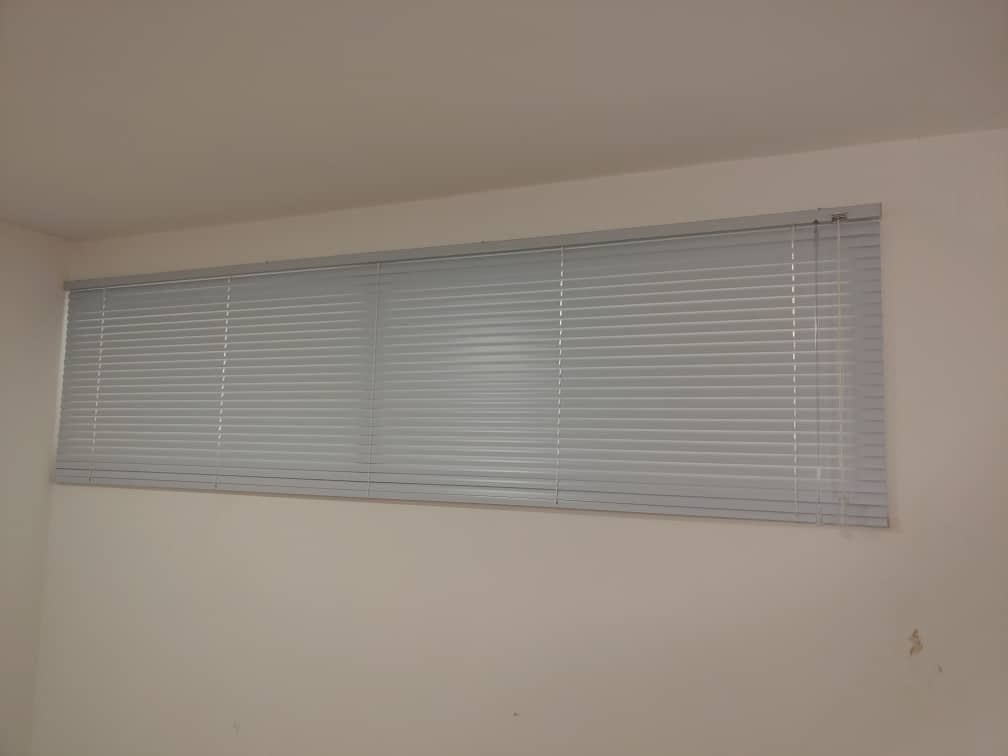 PERSIANASLUXURY's tweet image. #Persiana #Miniflex lámina sólida color Ice  #decorando la #ventana en esta #oficina. La puedes orientar para tener #privacidad o #visibilidad. Contamos con gran variedad de #colores. Otro #clientesatisfecho y encantado con el resultado. Cuidando siempre cada detalle👌