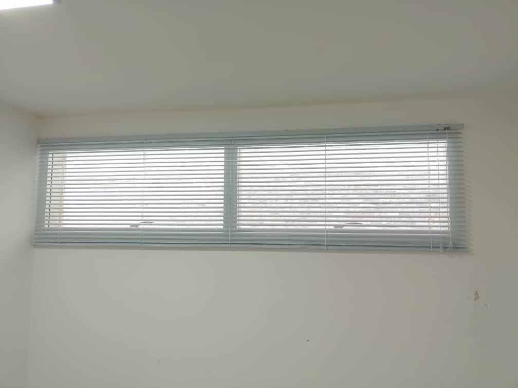 PERSIANASLUXURY's tweet image. #Persiana #Miniflex lámina sólida color Ice  #decorando la #ventana en esta #oficina. La puedes orientar para tener #privacidad o #visibilidad. Contamos con gran variedad de #colores. Otro #clientesatisfecho y encantado con el resultado. Cuidando siempre cada detalle👌