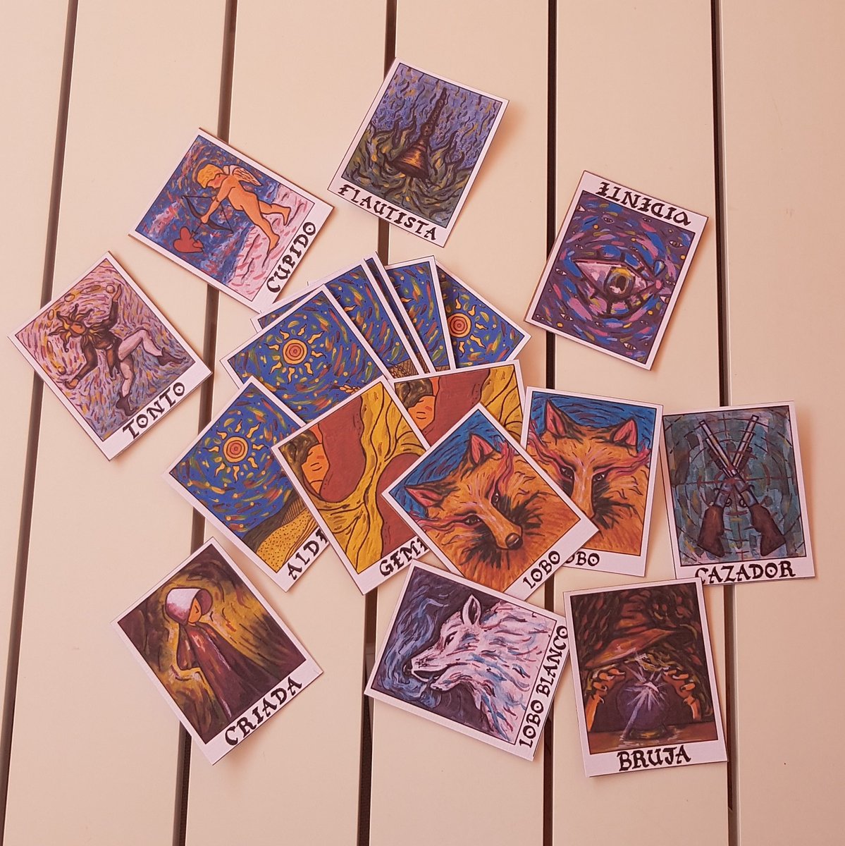 elenaxwho's tweet photo. Hola! Me paso para decir que he decidido vender impresiones de las cartas. Me haría mucha ilusión si le diérais difusión. 
Vendo la baraja entera con un total de 19 cartas (12 personajes diferentes) por 10€
Todo hecho a mano por mi🍃🖤
Si tenéis alguna duda no dudéis en abrir md https://t.co/q3ljP2rETj