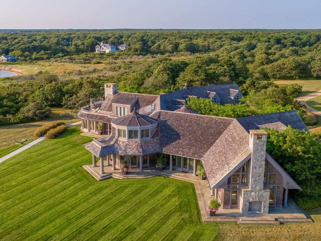 larryelder's tweet photo. .@MichelleObama says "quarantine," the "racial strife" and the "hypocrisy" of the Trump Administration are "dispiriting," giving her "some form of low grade depression." The Obamas have good health, daughters in good schools, net worth $130mil, $12mil pad in Martha's Vineyard... https://t.co/GxS6rzJc0Q