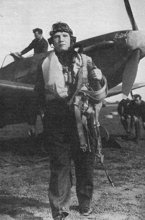 Caroline79's tweet image. Colin ‘Hoppy’ Hodgkinson lost both legs in an air accident in 1938 but he felt rehabilitated by his #WW2 RAF uniform. ‘Air Force Blue, at that time the most famous colour in the world …My God! Nothing could stop me now. I was irresistible!’ #KittedOut thehistorypress.co.uk/publication/ki…