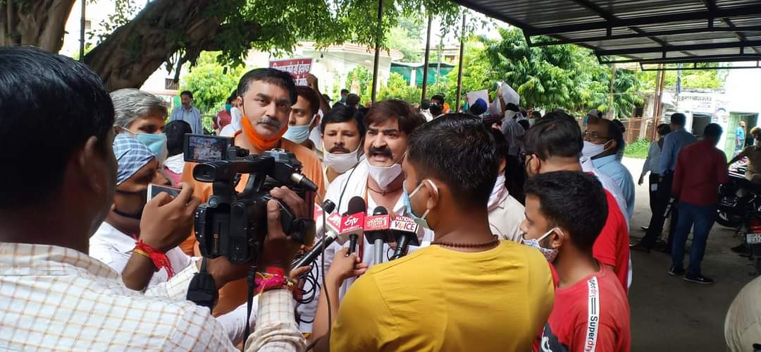 vkapoor511's tweet photo. @myogiadityanath @DrRPNishank #योगीजी मध्यमवर्ग सडको पर आ गया है फीस माफी को लेकर हमारी मांग जो सेवा नंही उसका शुल्क नंही।  #NoschoolNofee @vikasbha @RajatSharmaLive @narendramodi जी मध्यमवर्ग की तरफ भी देखिए फीस माफी का आदेश करवायें। https://t.co/2ueo5tlyu2 @seema_official https://t.co/Y8JrkPgrNd
