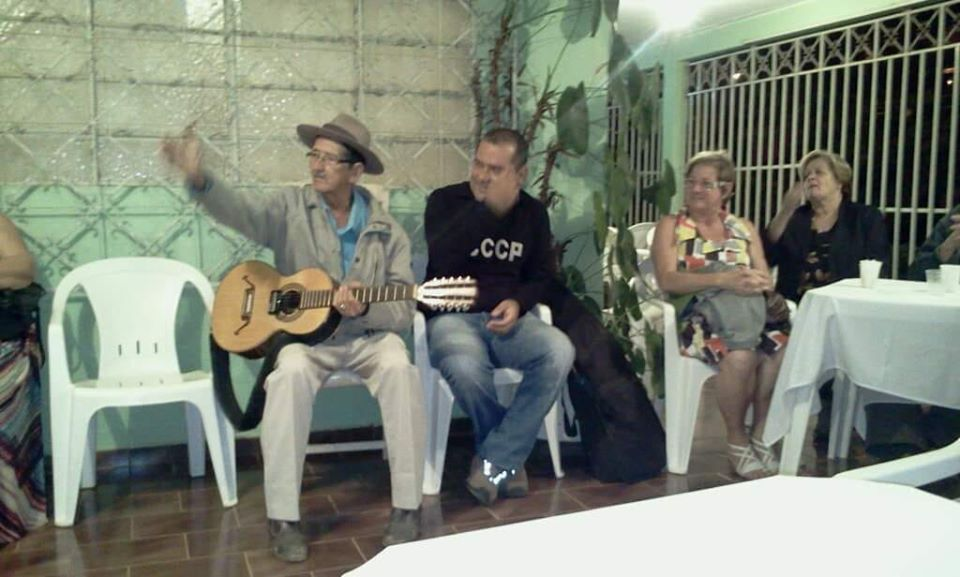 wenneroficial's tweet photo. Hoje é dia de #TBT! 😀

Compartilho com vocês 2 lembranças culturais:
Foto 1: Com o saudoso mestre da viola Badia Medeiros.
Foto 2: Com o grupo de capoeira Pavão de Angola.

Nosso trabalho pela cultura percorreu todas as artes e todos os estilos.🎤

#Wennersim #Cultura #Formosa https://t.co/qqOuwaS3Wz