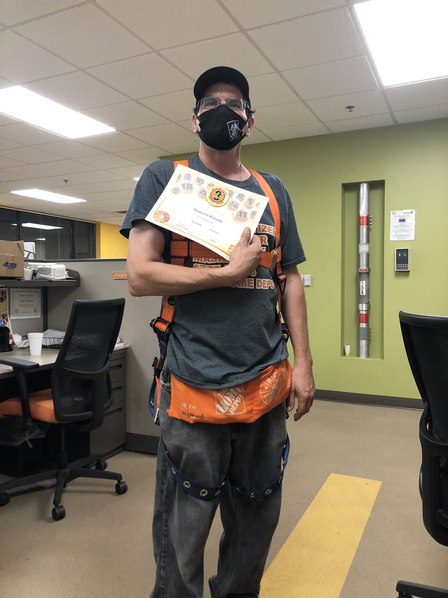 blakely_jamal's tweet image. 3 years for Mr. Howard! #key4 #wegotthekeys @TheGroveDFC #LGAFTERDARK