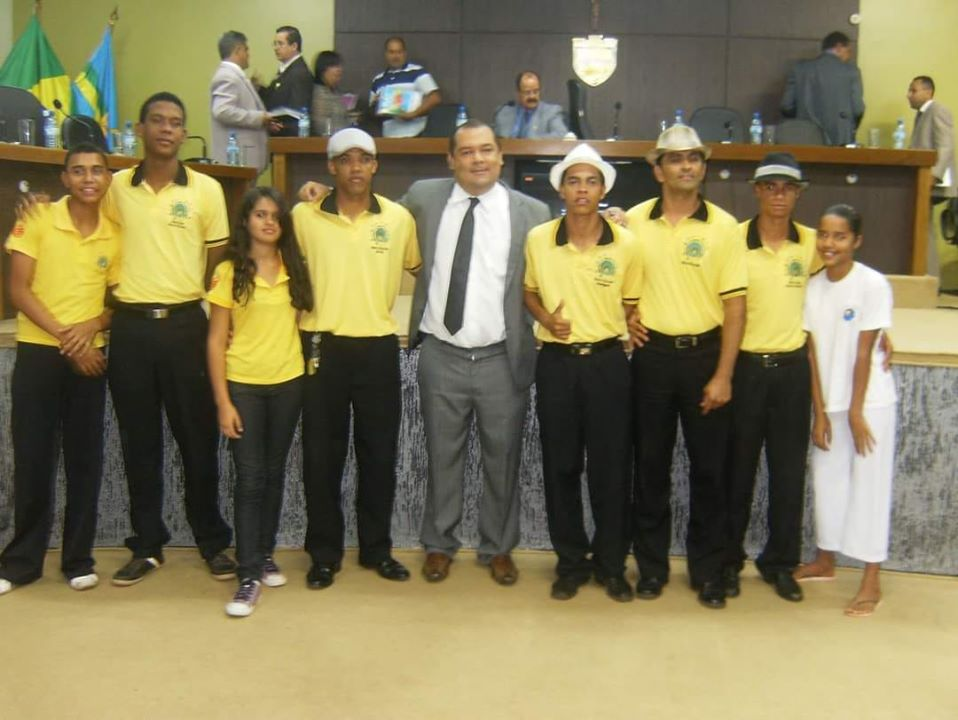 wenneroficial's tweet photo. Hoje é dia de #TBT! 😀

Compartilho com vocês 2 lembranças culturais:
Foto 1: Com o saudoso mestre da viola Badia Medeiros.
Foto 2: Com o grupo de capoeira Pavão de Angola.

Nosso trabalho pela cultura percorreu todas as artes e todos os estilos.🎤

#Wennersim #Cultura #Formosa https://t.co/qqOuwaS3Wz