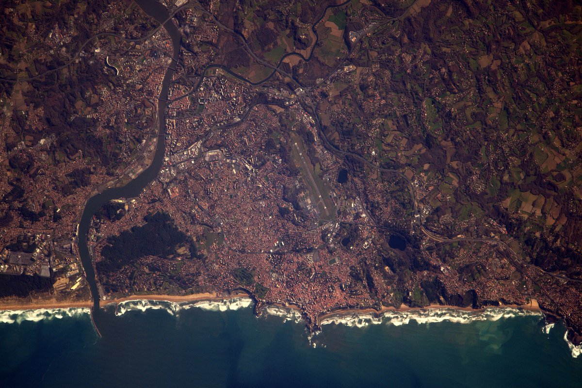 Maintenant que l’actualité spatiale prend une pause, continuons la série des #VacancesEnFrance, avec la côte Basque, une autre destination privilégiée l’été. On voit ici l’Adour, l'agglomération #Bayonne-#Anglet-#Biarritz, le rocher de la Vierge et peut-être quelques surfeurs ?🌊