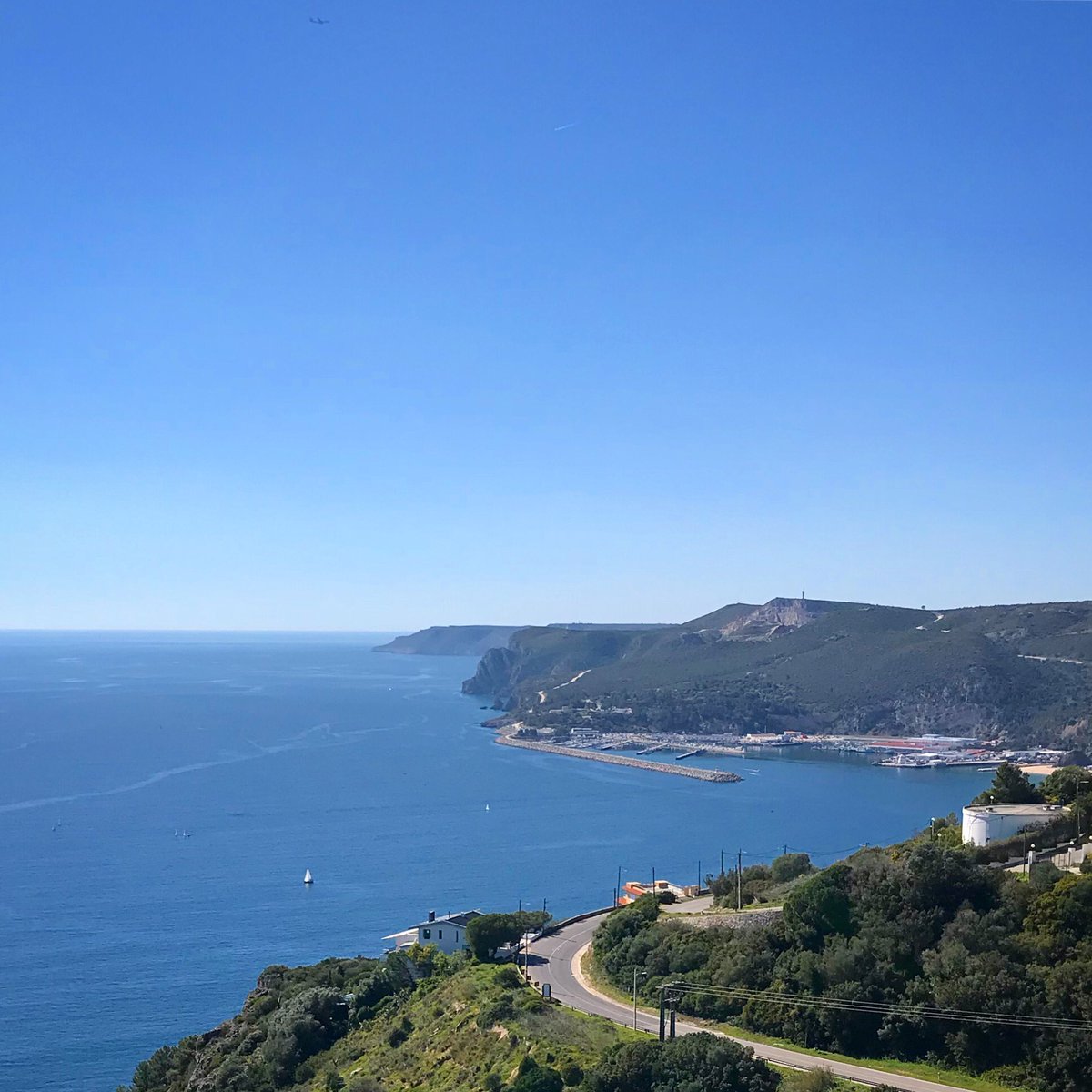 There are no shortcuts to any place worth going🌿#portugal #sesimbra #margemsul #lisboa #lisbonne #lisbon #lisbonsouthbay #oceanview #oceanlover #atlanticocean #beautifulview #cliffwalk #happyplace #bluetiful #greenlife #naturephotography #naturelovers #travelgram