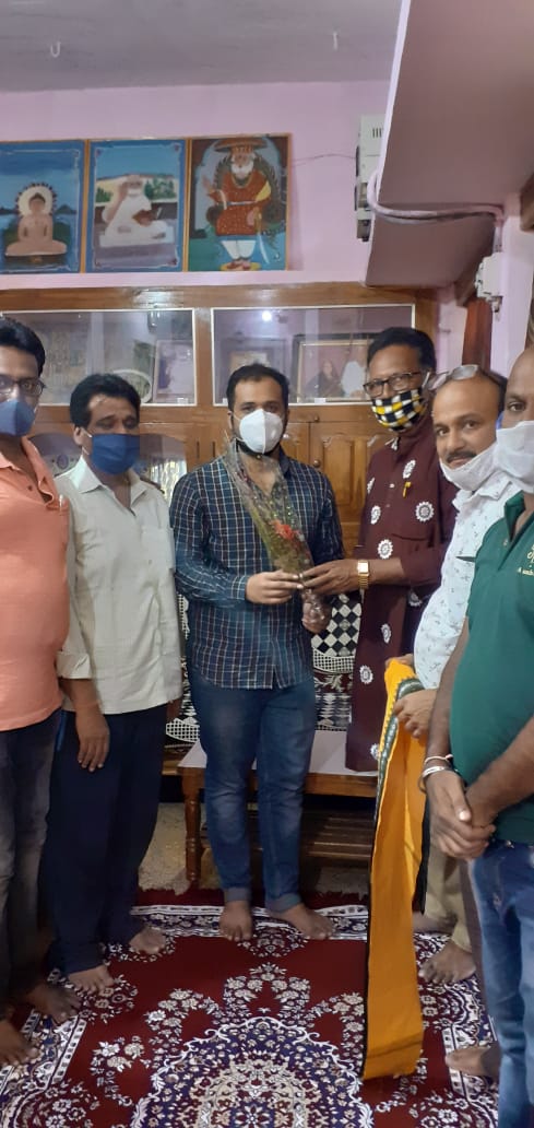 BJD4Balangir's tweet photo. UPSE ପରୀକ୍ଷାରେ ଉତୀର୍ଣ୍ଣ ହୋଇଥିବା କଣ୍ଟାବାଞ୍ଜି ର ଗୌରବ ନବାଲ ଜୈନଙ୍କୁ କଣ୍ଟାବାଞ୍ଜି ବିଜେଡି ତରଫରୁ ତାଙ୍କ ବାସଭବନରେ ସମ୍ବର୍ଦ୍ଧନା ଦିଆଗଲା l
@Naveen_Odisha 
@bjd_odisha https://t.co/tSOd0XI3p1