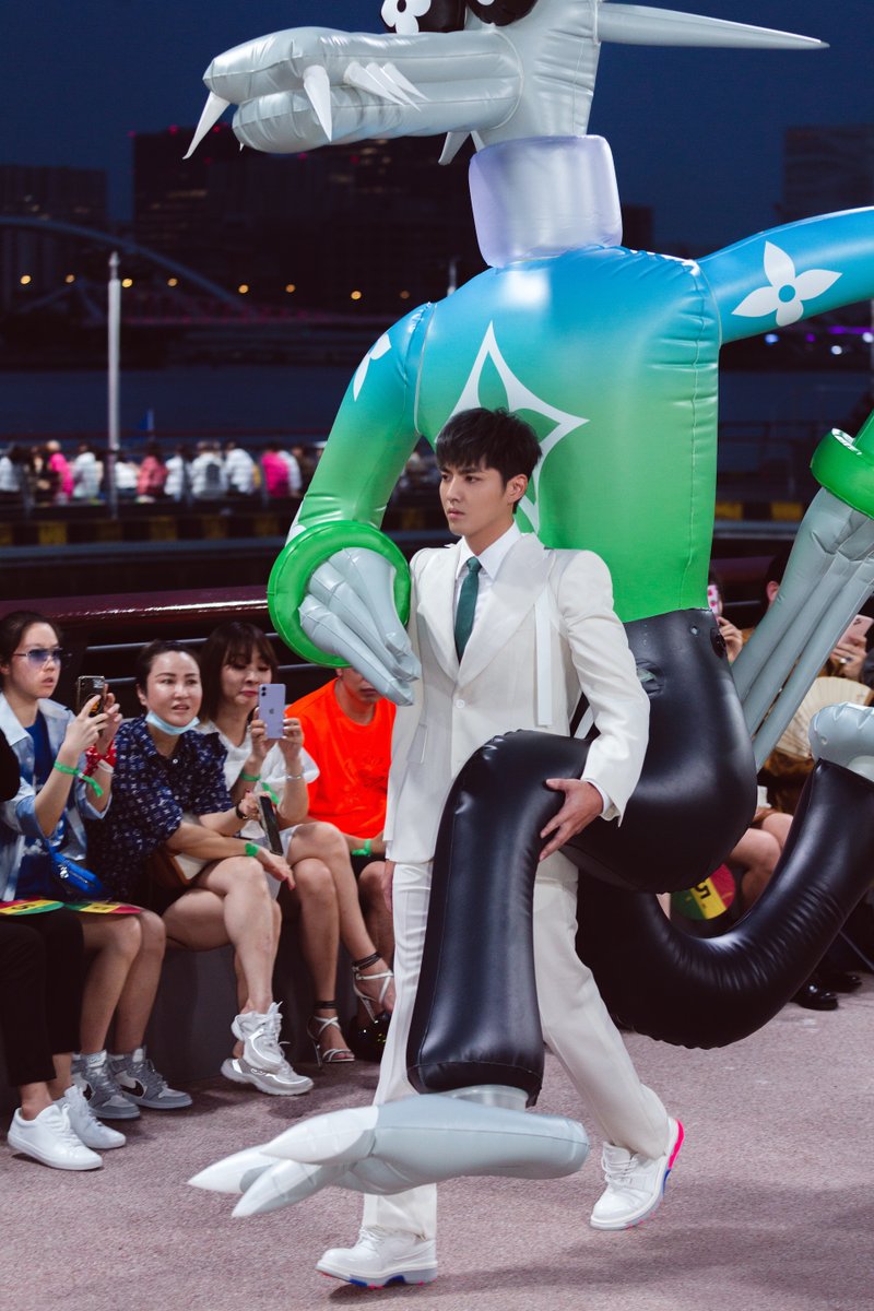 TrendingWeibo's tweet photo. #Trending! #KrisWu walks the runway at #LVMenSS21 carrying a giant doll!

#WuYifan #吴亦凡 https://t.co/YaYJe27UOt