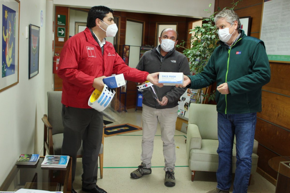 sagchile's tweet photo. Nuestro DR de @sagchile #Biobío, Iván Ramírez, junto al presidente regional de #AFSAG recibieron elementos de protección de seguridad para los funcionarios del #SAG entregados por @gorebiobio a través de @MinagriBioBio https://t.co/Mugmk1jpfR
