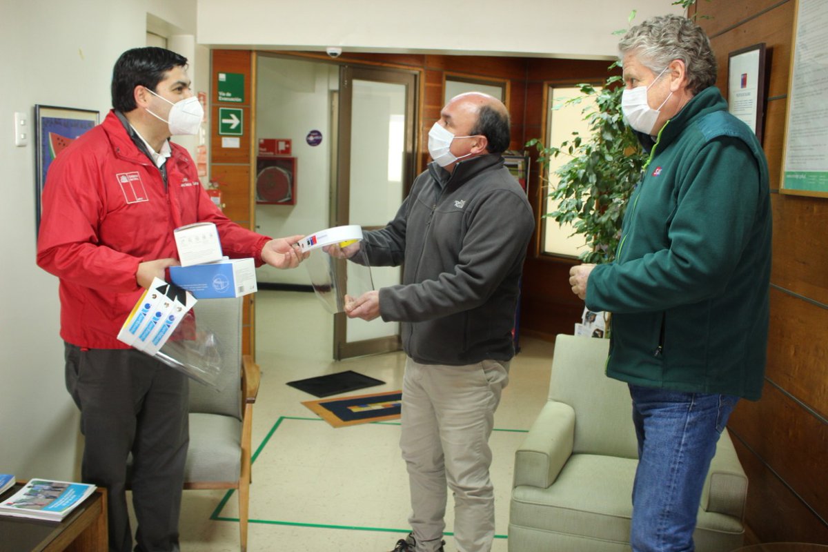 sagchile's tweet photo. Nuestro DR de @sagchile #Biobío, Iván Ramírez, junto al presidente regional de #AFSAG recibieron elementos de protección de seguridad para los funcionarios del #SAG entregados por @gorebiobio a través de @MinagriBioBio https://t.co/Mugmk1jpfR