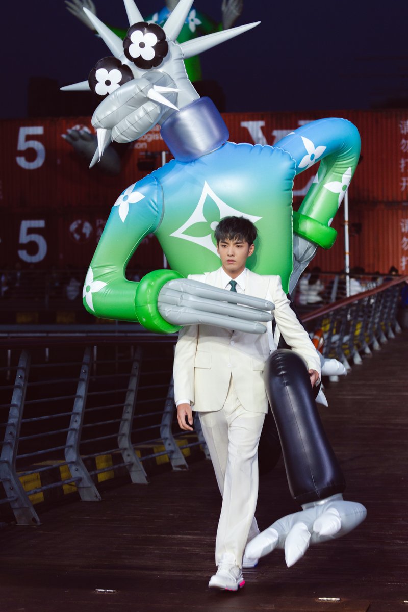 TrendingWeibo's tweet photo. #Trending! #KrisWu walks the runway at #LVMenSS21 carrying a giant doll!

#WuYifan #吴亦凡 https://t.co/YaYJe27UOt