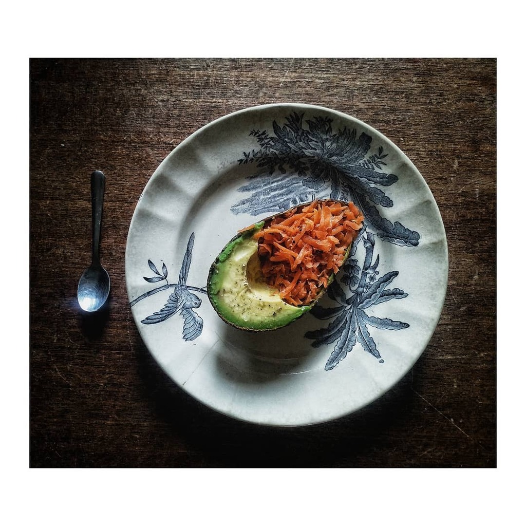A rather moody looking spicy carrot kraut ( inspired by a @littleduckthepicklery recipe) with avocado cocktail

Microbial terroir love 😍.... We are family! -
-
-
-_-

#deepfermentation #slowfood #slowprocess #time #cultcure #pickle #kraut #gutbiome #… instagr.am/p/CDjHBFvlVmo/