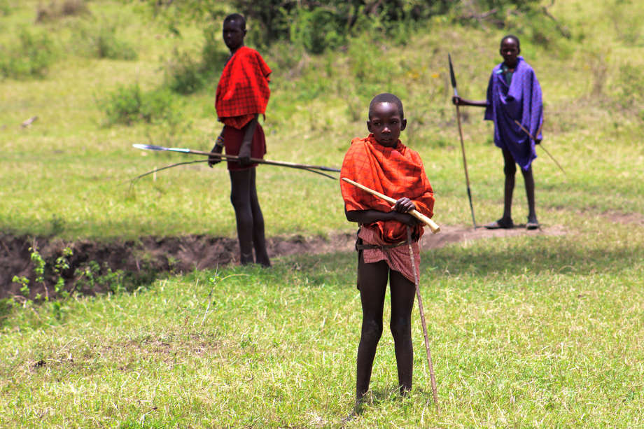 TISER_NGO's tweet photo. Baadhi ya jamii za kifugaji wilayani Mvomero zimekuwa zikilalamikiwa kwa kuwatumia watoto katika shughuli za uchungaji wa mifugo. Tabia hii inatajwa kama mojawapo ya vyanzo vya migogoro ya ardhi kutokana na uwezo mdogo wa watoto hao kudhibiti mifugo hiyo. 1/2 UZI .... https://t.co/fYvqW7P1Ya