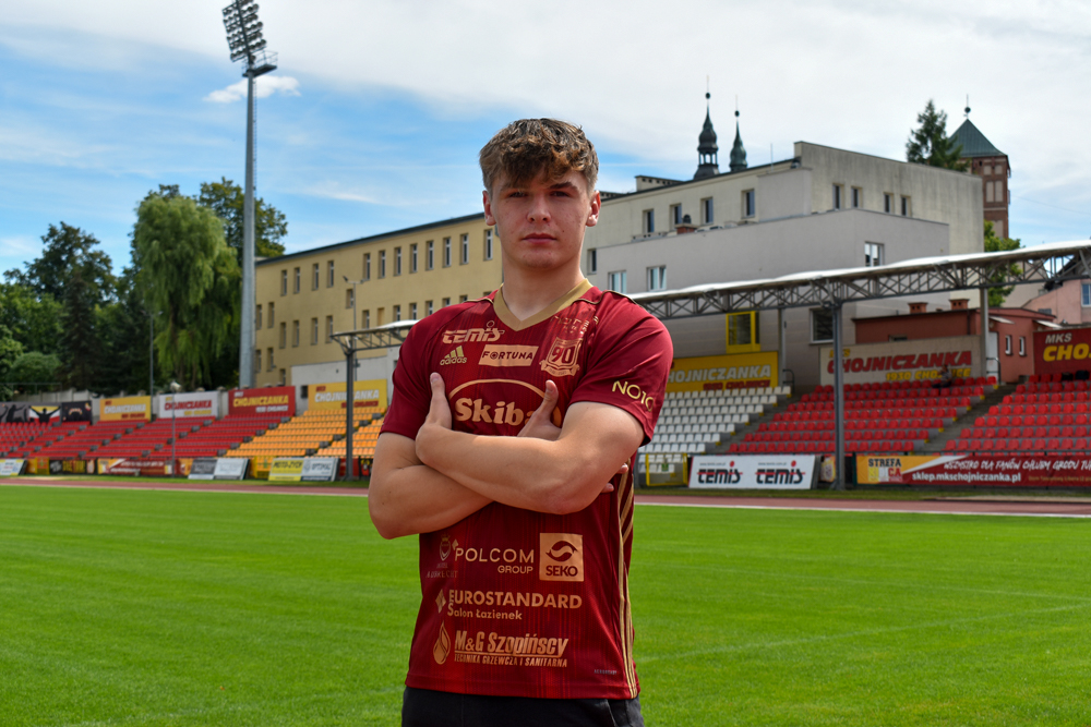 ChojniczankaMKS's tweet photo. ✍🆕19-letni skrzydłowy Szymon Emche (ostatnio @USCremonese) został nowym zawodnikiem Chojniczanki. Z naszym klubem związał się dwuletnią umową z możliwością przedłużenia o rok. 

@EmcheSzymon witamy w Chlubie Grodu Tura! 

➡ https://t.co/3zNyx8VprT https://t.co/8GI1ickbBL