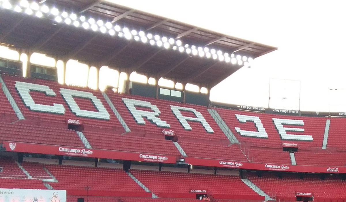 Honor de representar a Sevilla. 
El túnel de vestuarios, vuestra sala de armas. 
Recoged la grandeza de nuestra historia, el poderío y aliento de los vuestros, para sufrir tenéis el escudo, y para atacar la lanza del odio ajeno. 
"Cuando den la señal, que se desate el infierno".