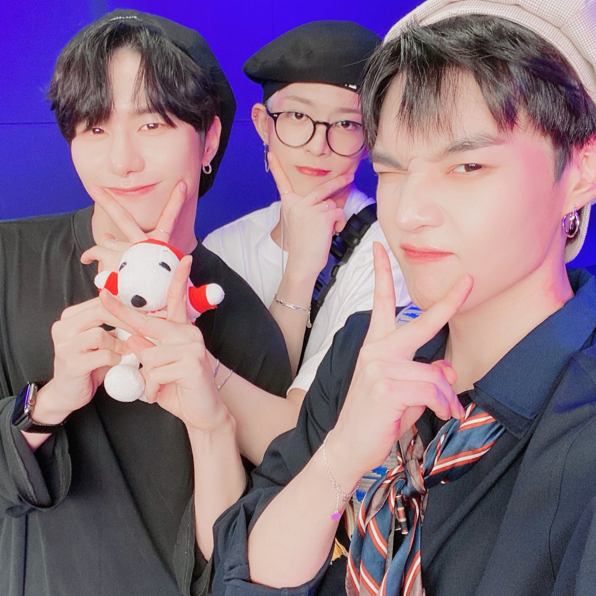 NewWorld_VICTON's tweet photo. [#승식 ]사진 놓고 갈게요!!흐흐 그리구 고양이패드는 왼쪽에 이친구랍니다!!ㅎㅎㅎㅎ https://t.co/wb3XrlZGeM