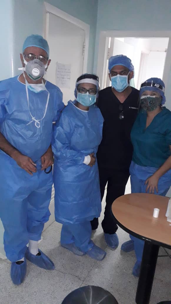 mikulicz_'s tweet image. Aquí junto al equipo quirúrgico de hoy , a punto de comenzar la histerectomía.