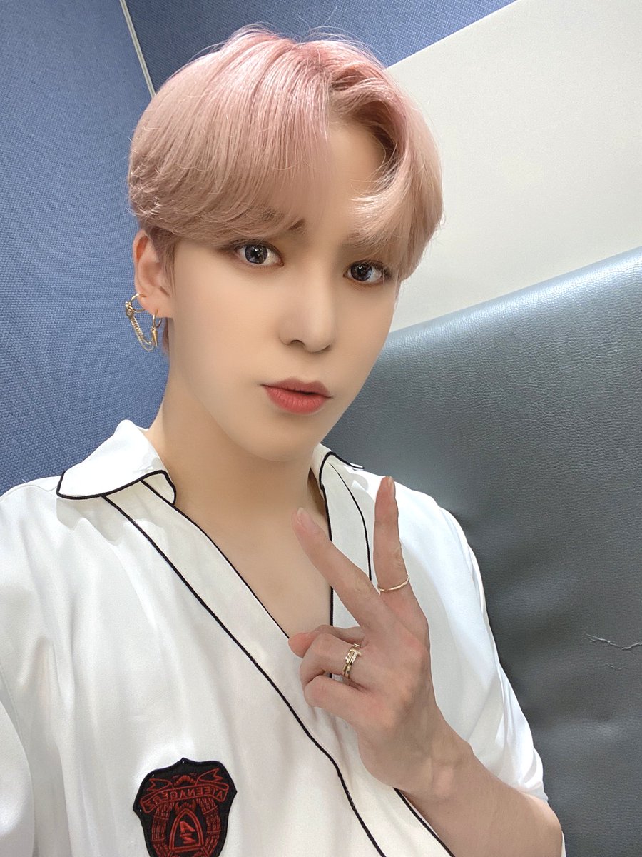 ATEEZofficial's tweet photo. [#윤호] 에이티니!! 오늘 하루도 너무 고마워요😘💕💕💕 사랑해❤❤❤
#ATEEZ #에이티즈 https://t.co/ZhHqo8ImVK