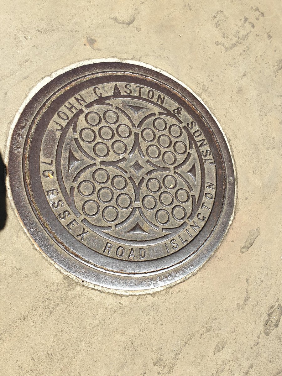 Here's an interesting one.

Why are there no trees along this pavement? 🌳🌳

Because the entire pavement is lined with underground Victorian coal cellars with the coal shute in the pavement.

Luckily there's a park over the road!!

🌳🌳🌳