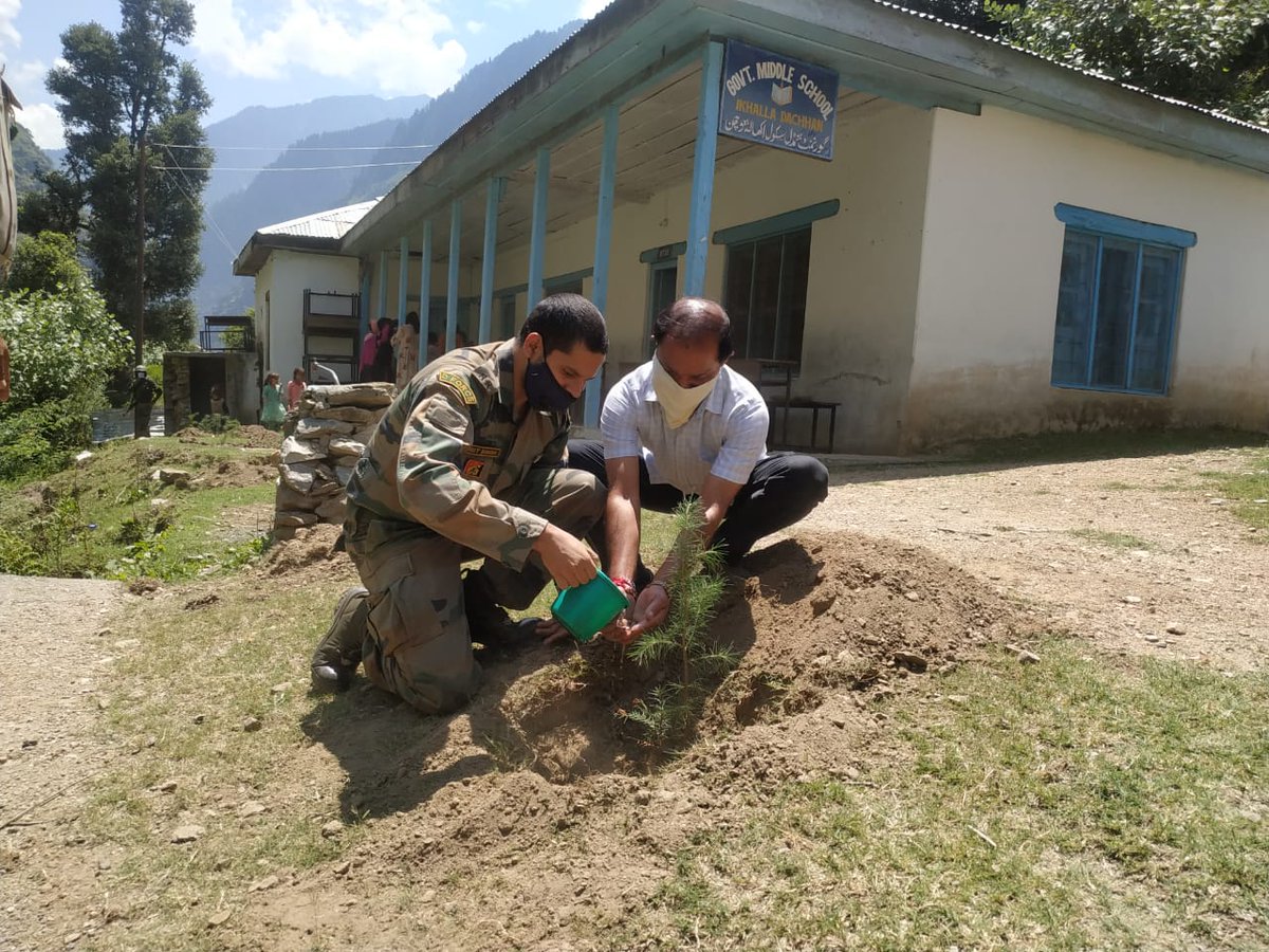 Whiteknight_IA's tweet photo. To raise awareness on ecology amongst populace of the region &amp; to address growing concerns on global warming, #IndianArmy undertook a #TreePlantationDrive in Pinjrar &amp; Malar regions of #KishtwarDistt. #ArmyForEnvironment @adgpi @NorthernComd_IA @SpokespersonMoD @chinarCorpsIA https://t.co/Vf9UbjzJkR