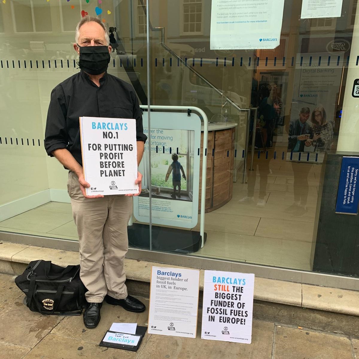 Today, one of our Rebels stood at the @Barclays #Oxford branch to raise awareness of the criminal practices by this bank @XR_Oxford @xryouthoxford @EnglandStrike @XrSouthEastUK @ExtinctionR @XRebellionUK If you're a Barclays customer you should read the articles below