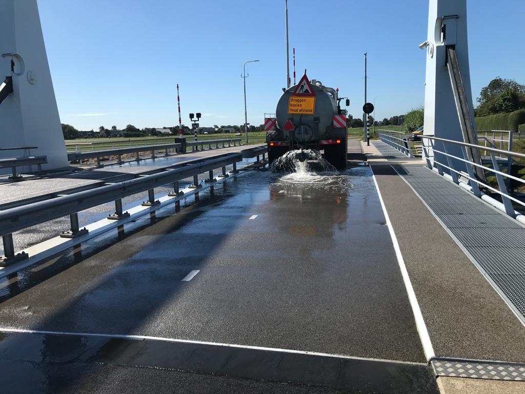 Druk bezig met het koelen van bruggen, zodat de toegangswegen naar de stranden in de kop van Noord-Holland bereikbaar blijven☀️.