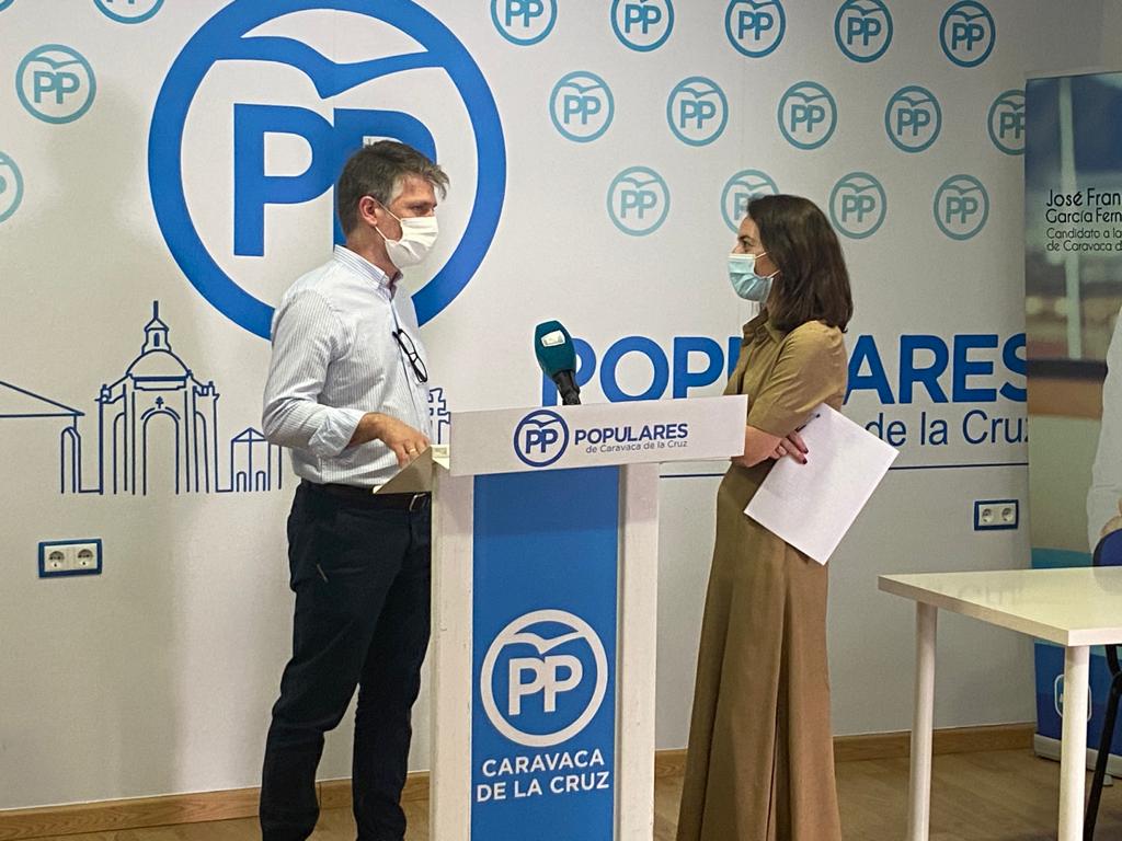 El PP destaca que los acuerdos con el Ministerio de #Hacienda y con la Agencia Tributaria permitirán sanear las cuentas del <a href="/AytodeCaravaca/">Ayuntamiento de Caravaca</a> 

Víctor Martínez-Carrasco ha calificado de "vergonzosa" la incautación por parte del #Gobierno de los ahorros de los ayuntamientos.