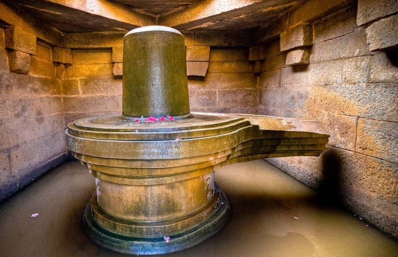 Il Badavilinga Temple in Hampi llThis Temple has the largest monolithic Shiva Linga in Hampi. The Shiva Linga has a three eye mark drawn on it in line carving. The three eye mark depicts the three eyes of Lord Shiva.