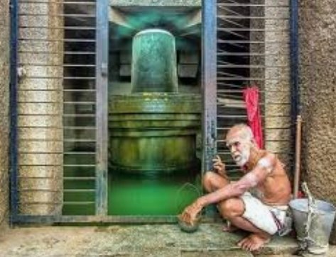 The beautiful Linga is made of black stone. It has a height of 3 meters. It is believed that the temple has been in existence since the period of the Vijayanagara Empire. Devotees come here from far and near to worship the Shiva Linga.