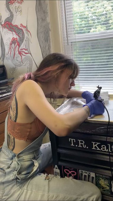 look at my dumbass playing with a tattoo machine for the first time https://t.co/kxgHqLUXZJ