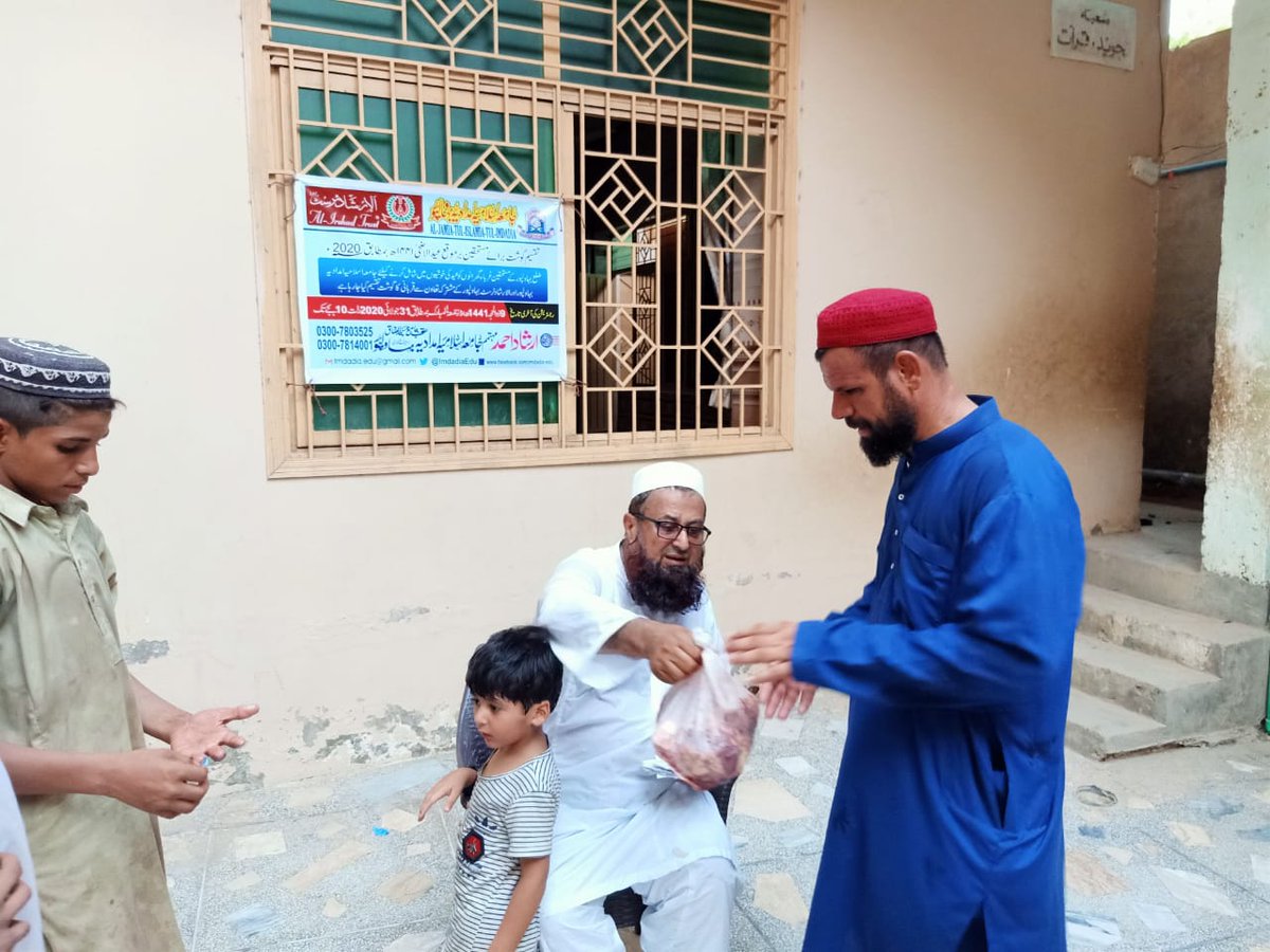 ImdadiaEdu's tweet photo. جامعہ اسلامیہ امدادیہ بہاولپوراورالارشادٹرسٹ بہاولپورکی جانب سے مستحق افرادمیں شیخ الحدیث پیرطریقت مولانامفتی ارشاداحمدصاحب دامت برکاتہم العالیہ قربانی کاگوشت پہلے ہی دن تقسیم کررہے ہیں https://t.co/X38ajlPetd