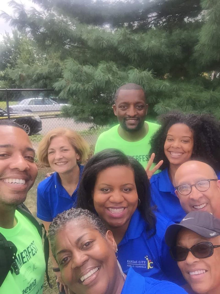 Robinson4kc's tweet photo. The days! 💜 these folks #myTribe #KCPSMade #AllIn where is Carl? https://t.co/B2WKvrFbVn