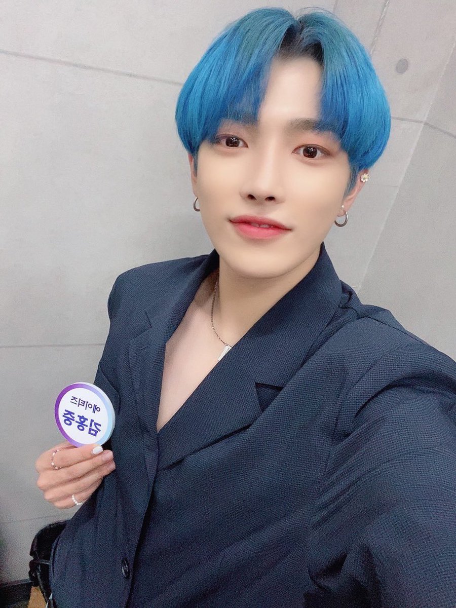 SMOOCHESSSSS We have like 60+ selfies from Hongjoong since he dyed his hair blue