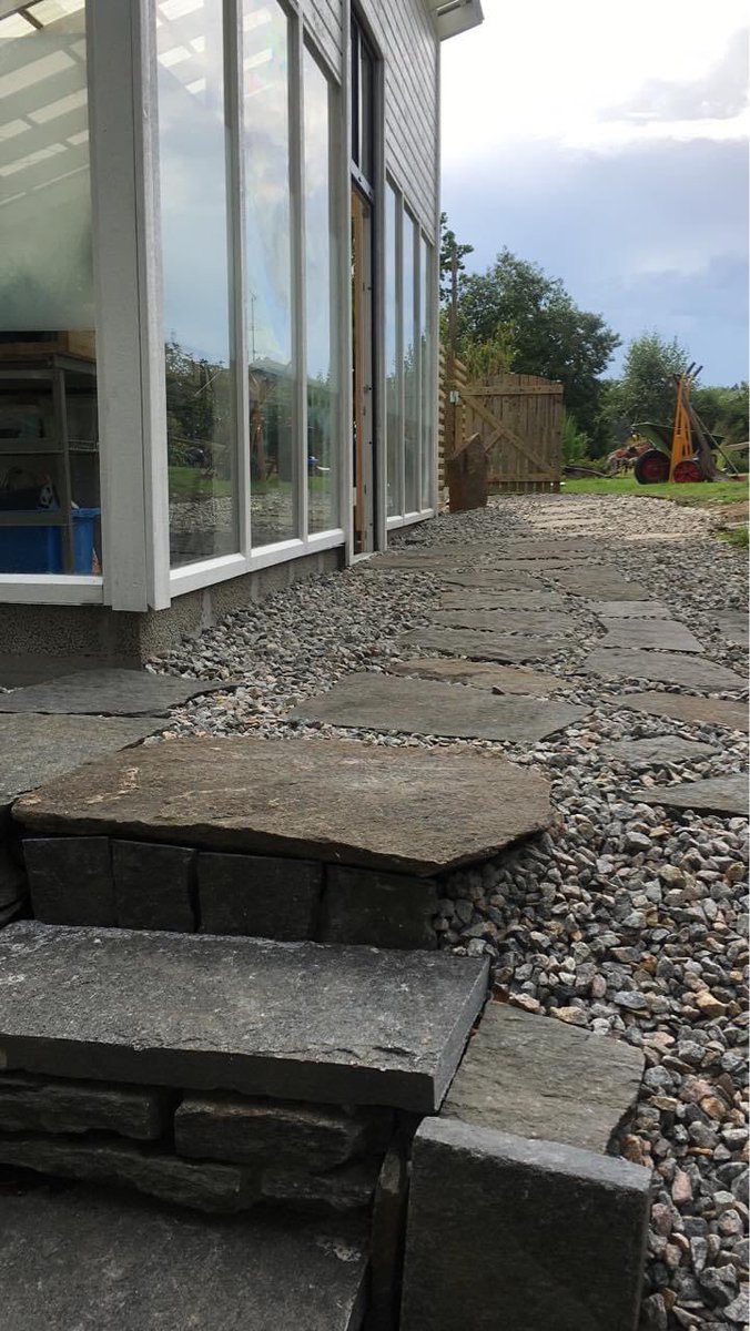 SofiaKruth's tweet photo. Kroppsarbetat 💪 #stenar #makadam #trädgård #semester https://t.co/O4qN2oqN6R