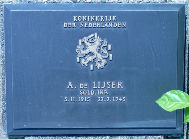 kneistikrant's tweet photo. Nu op #Kneistikrant: Buurgemeente Sluis (Oostburg) eren slachtoffers Japanse bezetting van Nederlands-Indië tijdens de Tweede Wereldoorlog - #nieuws #onskh #myknokkeheist #dekust https://t.co/ghV8eYJtR2 https://t.co/uDBV6vxpbr