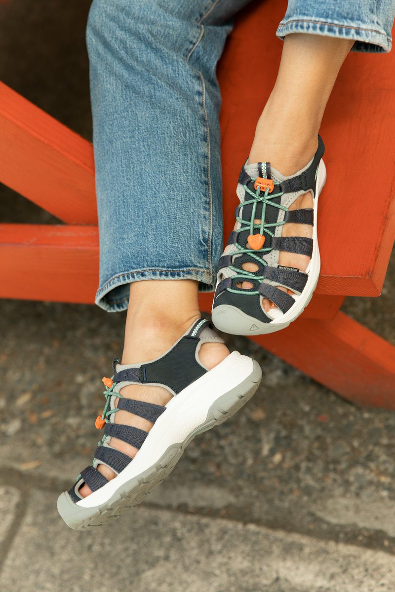 KEENCANADA's tweet photo. Trail to town in the same sandal? Heck yes with Astoria West.
We took our iconic hybrid sandal and gave it a heel lift and a women's specific fit. Hit the link below to shop now.
https://t.co/coLu2BXVNW
#AstoriaWest https://t.co/oQkHw65Xwc
