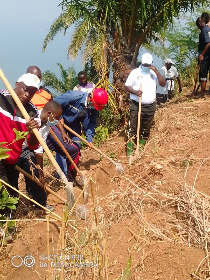 RumongeProvince's tweet photo. #Burundi Nitunga Consolateur le Gouverneur de @RumongeProvince avec les hauts cadres de la province se sont joint à la population de #Rutumo dans le traçage des courbes des niveaux https://t.co/tw5zBJ968k