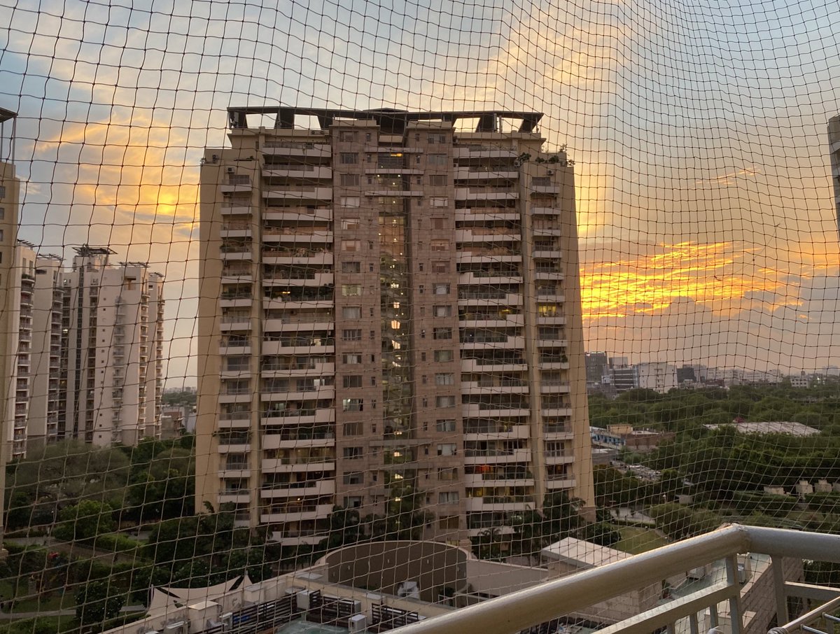 shivithukral's tweet photo. Looks like the building is throwing sparks into the sky or the skies are just buzzing with so much energy! Evening skies in #Gurgaon #worldspa https://t.co/GXBRkQsEk4