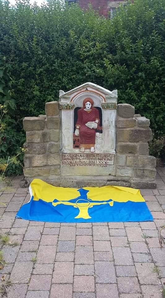 britishcounties's tweet photo. A #DurhamFlag presented in front of the famous Reginald Tombstone in the herb garden at Arbeia Roman Fort in South Shields, County Durham. Courtesy of the wonderful County Durham Flag Facebook page.
https://t.co/eTnQg18o65 https://t.co/UDkjEJvpBo