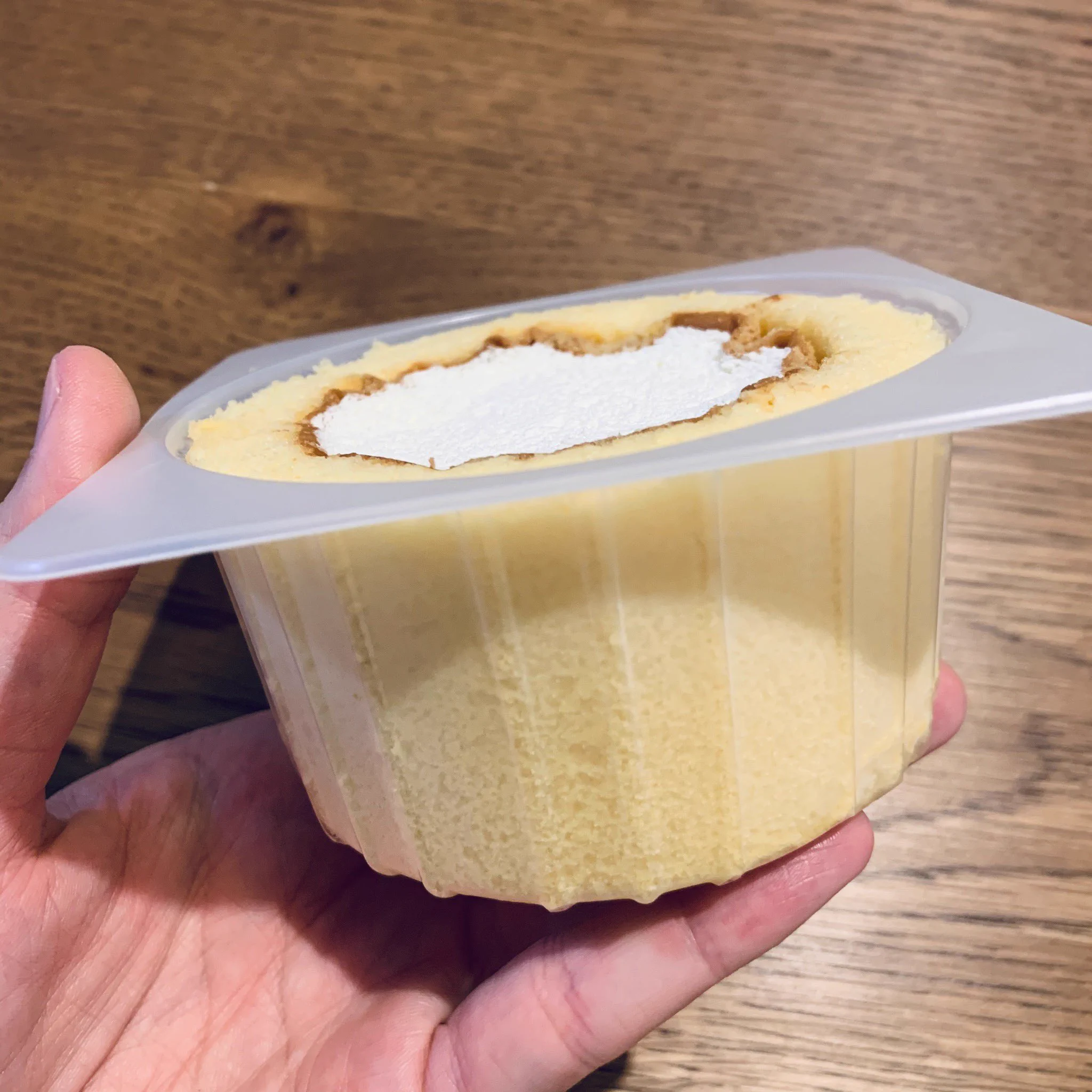 ローソンでは毎月6日に？厚さ2倍のプレミアムロールケーキが販売される！