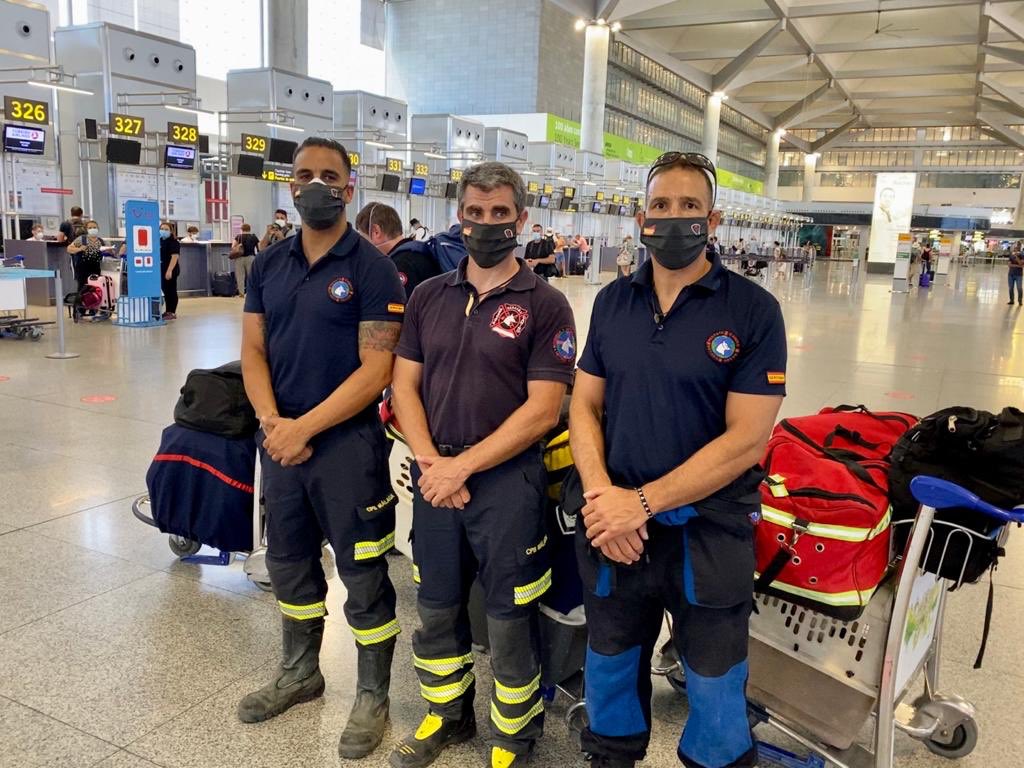 Francissalado's tweet photo. Todo mi ánimo y admiración a los tres bomberos del @cpbmalaga que se desplazan hoy a Beirut, donde van colaborar en los trabajos de búsqueda y rescate de supervivientes tras la explosión en el puerto. 
https://t.co/wsgIH1T53N https://t.co/QIrZV31VAt