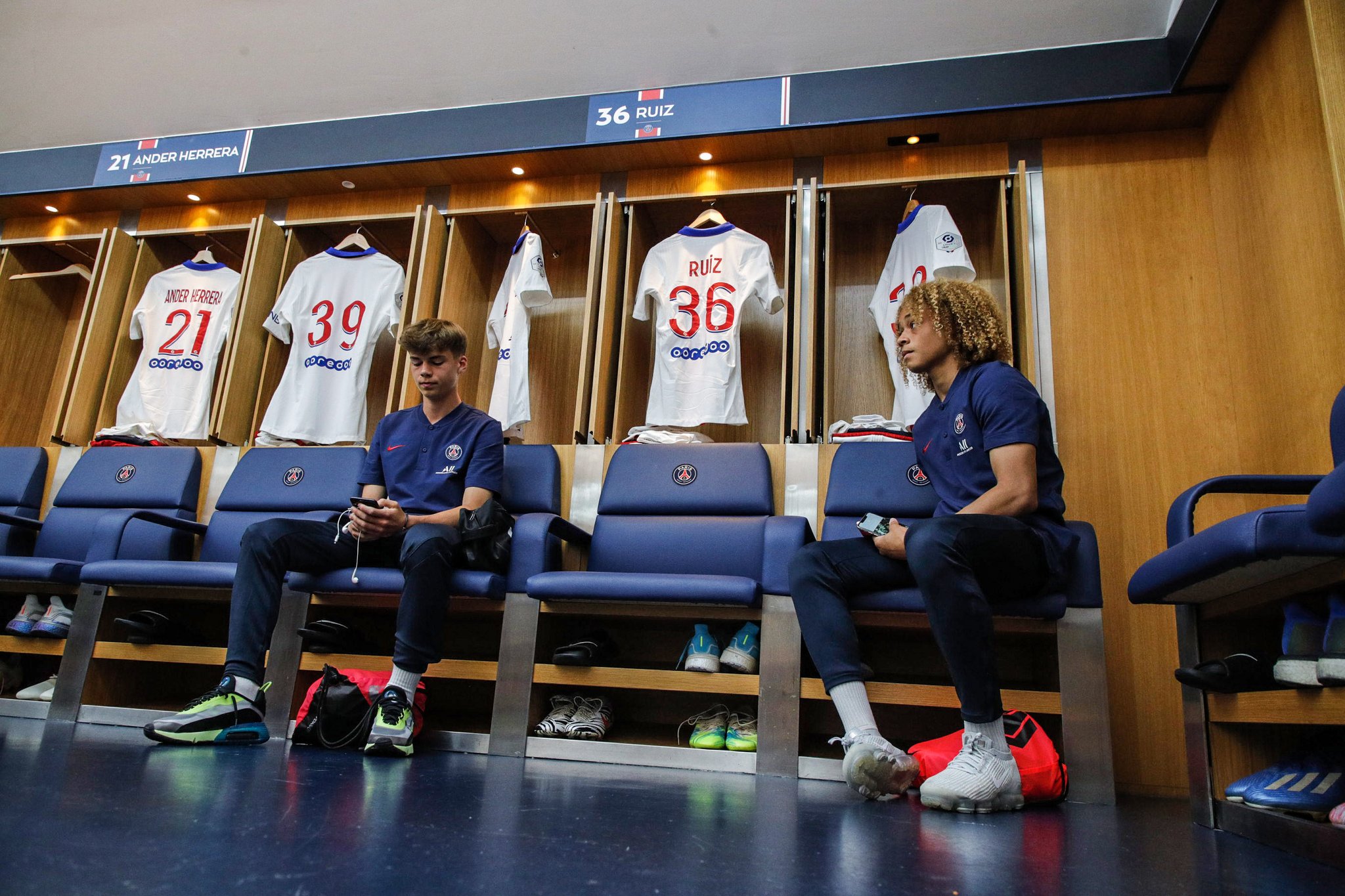 だいまる 敵前逃亡騎士団 知らんかったんだけど シャビシモンズ君って昔バルサ下部で久保くんとチームメイトだった子やん パリにいるんか そりゃ久保くんも取りたくなるわな T Co Ygtr8jvzw8 Twitter